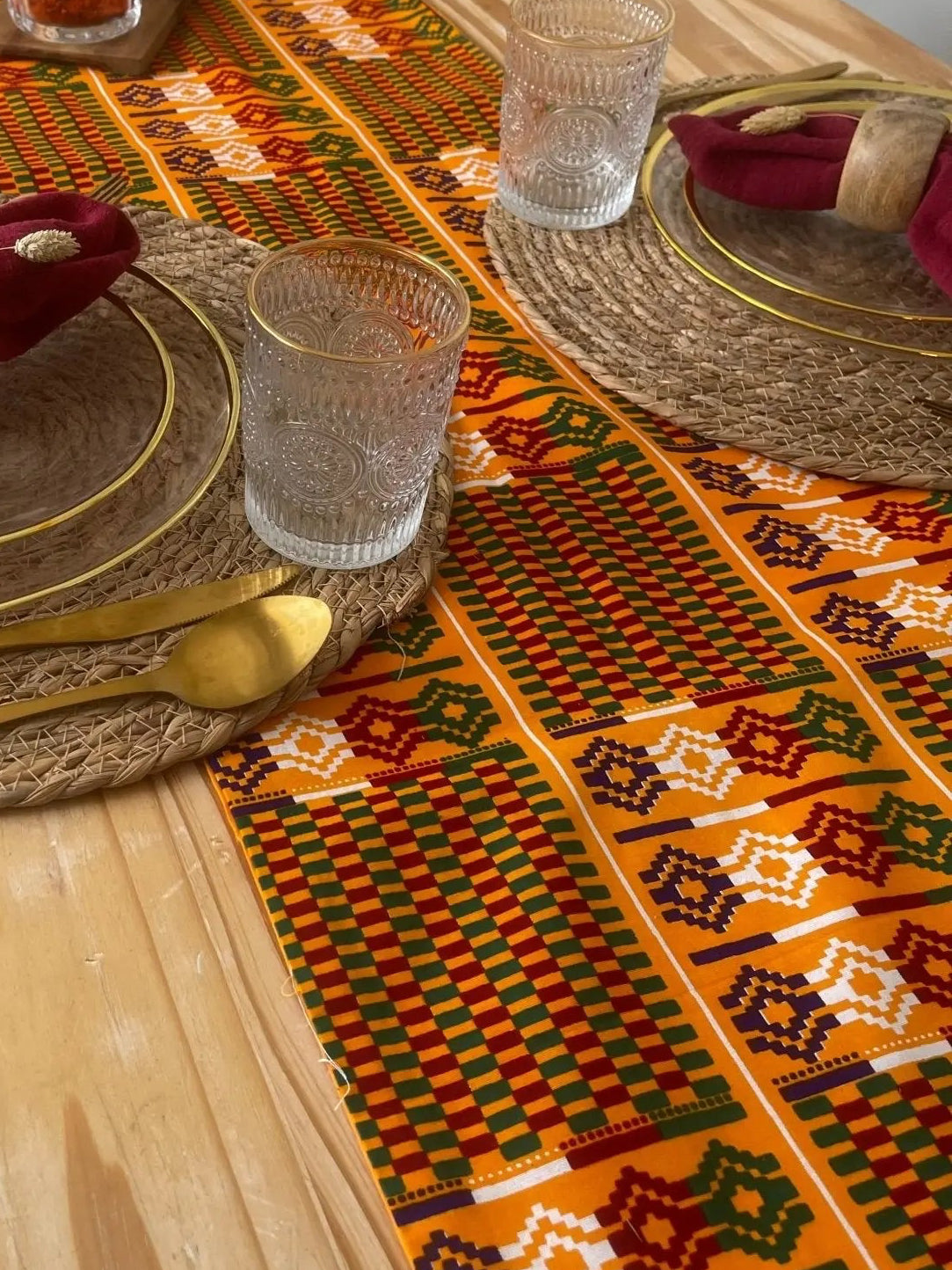 Chemin de table élégant de la collection KENTE de Keur Nani, aux motifs africains contemporains et aux couleurs vibrantes, parfait pour apporter une touche d'exotisme et de raffinement à votre table. Ce chemin de table est idéal pour sublimer vos repas et créer une ambiance chaleureuse