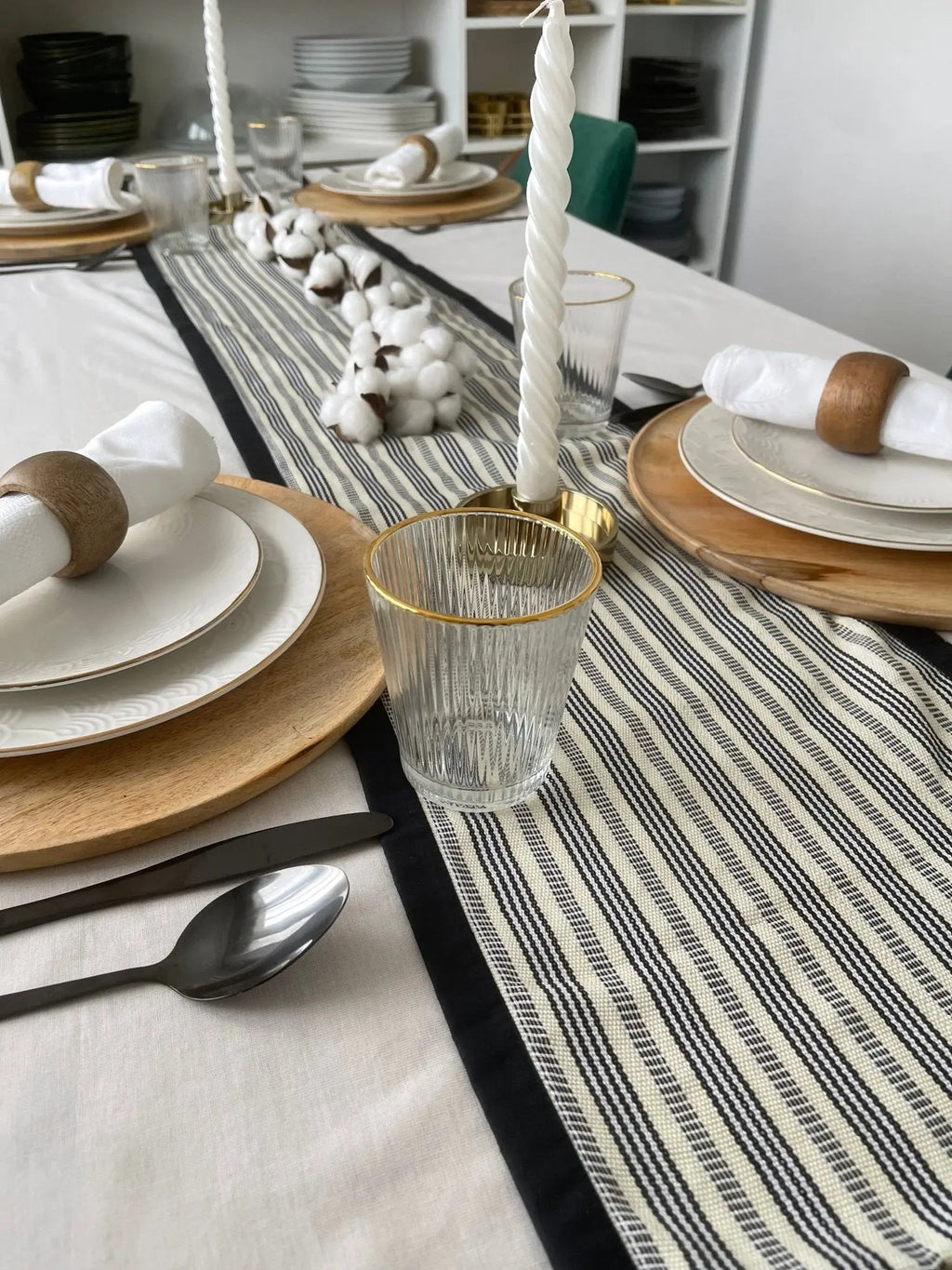 Découvrez l'élégance du chemin de table de la collection KALEKIS de Keur Nani. Avec ses motifs inspirés de la culture et du savoir-faire traditionnel, ce chemin de table ajoute une touche raffinée à votre décoration. Parfait pour habiller votre table avec charme et personnalité, il sublime vos repas en toute saison.