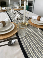 Découvrez l'élégance du chemin de table de la collection KALEKIS de Keur Nani. Avec ses motifs inspirés de la culture et du savoir-faire traditionnel, ce chemin de table ajoute une touche raffinée à votre décoration. Parfait pour habiller votre table avec charme et personnalité, il sublime vos repas en toute saison.