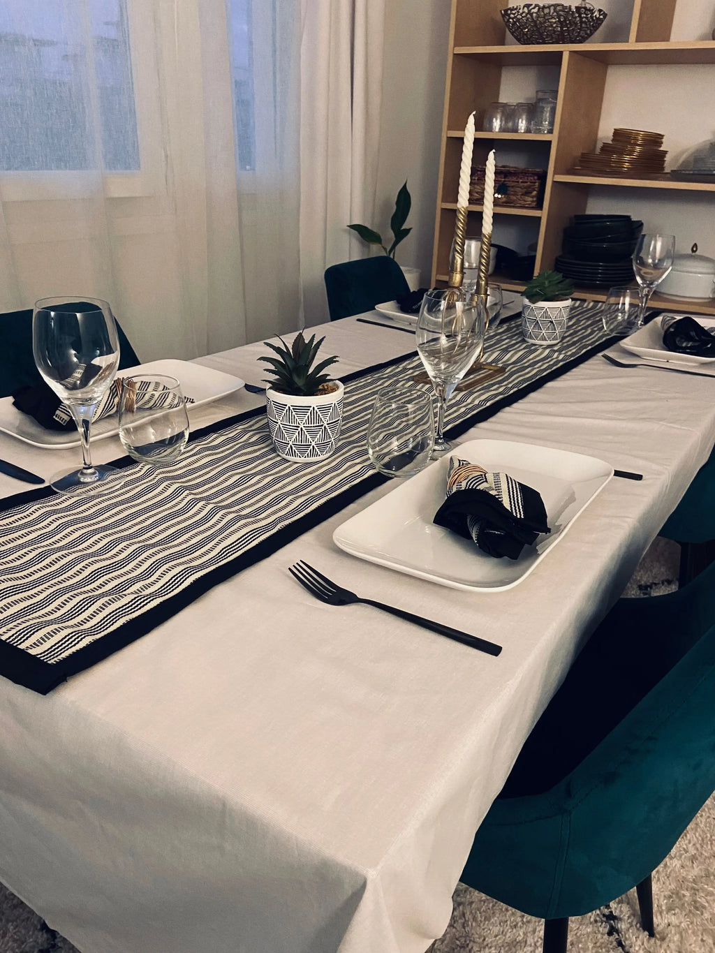 Découvrez l'élégance du chemin de table de la collection KALEKIS de Keur Nani. Avec ses motifs inspirés de la culture et du savoir-faire traditionnel, ce chemin de table ajoute une touche raffinée à votre décoration. Parfait pour habiller votre table avec charme et personnalité, il sublime vos repas en toute saison.