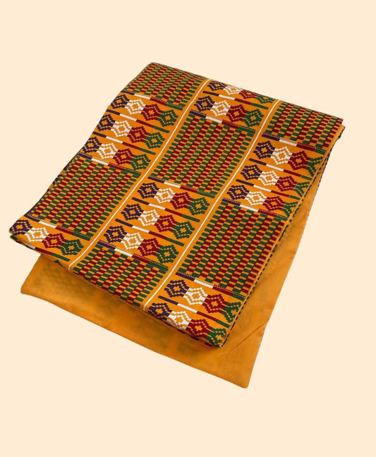 Chemin de table élégant de la collection KENTE de Keur Nani, aux motifs africains contemporains et aux couleurs vibrantes, parfait pour apporter une touche d'exotisme et de raffinement à votre table. Ce chemin de table est idéal pour sublimer vos repas et créer une ambiance chaleureuse