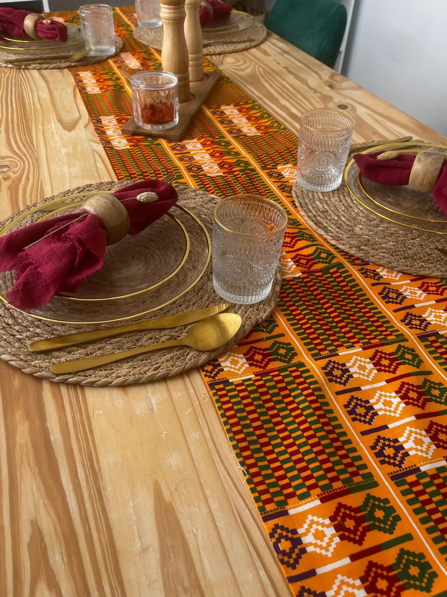 Chemin de table élégant de la collection KENTE de Keur Nani, aux motifs africains contemporains et aux couleurs vibrantes, parfait pour apporter une touche d'exotisme et de raffinement à votre table. Ce chemin de table est idéal pour sublimer vos repas et créer une ambiance chaleureuse