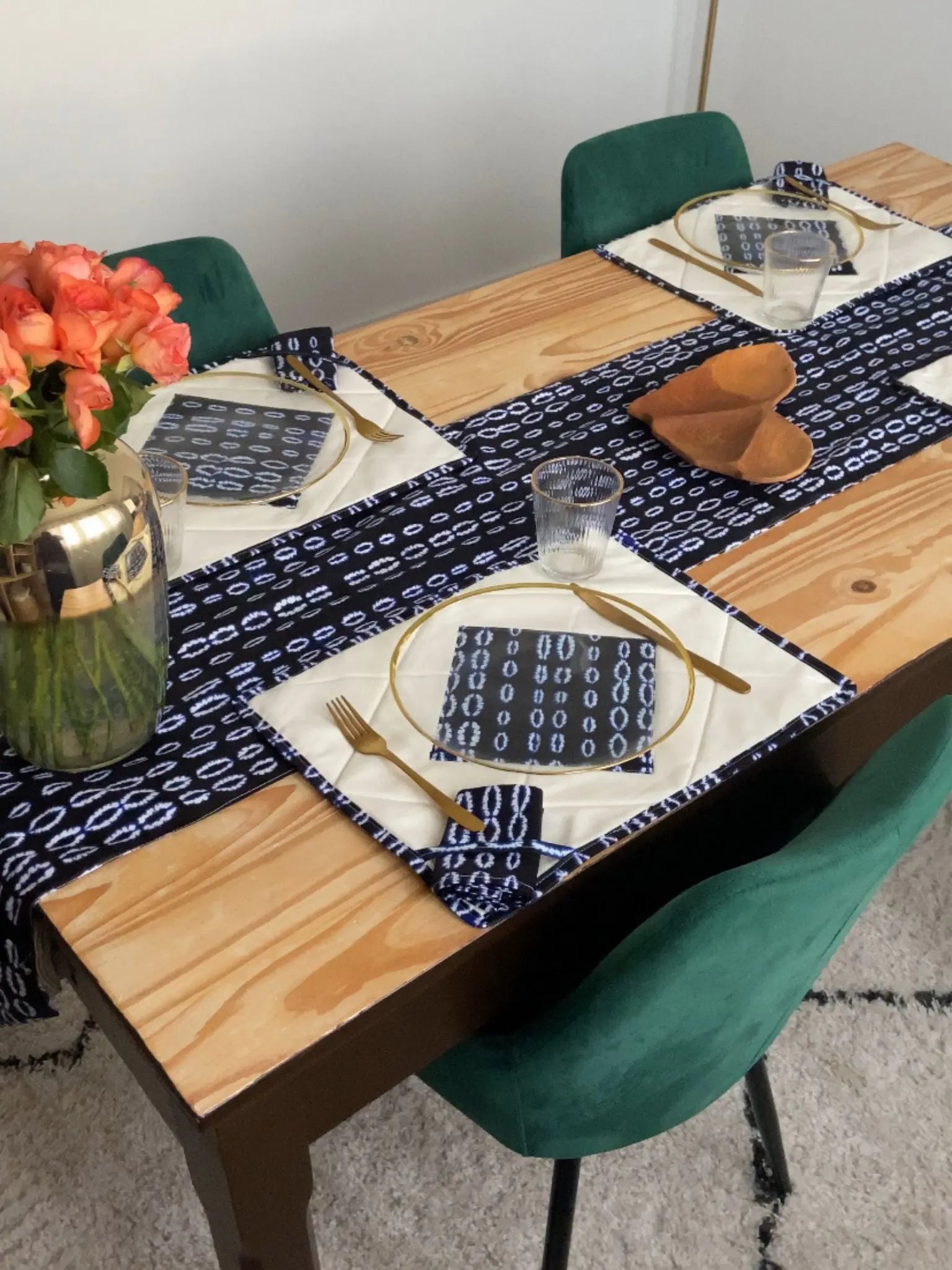 Chemin de table élégant de la collection TITA par Keur Nani, disposé sur une table en bois chaleureux. Son design raffiné et ses motifs délicats apportent une touche de sophistication et de charme à votre espace de repas, parfait pour recevoir avec style.