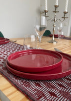 Chemin de table élégant de la collection WOY par Keur Nani, idéal pour sublimer votre table avec une touche d'élégance et de sophistication. Avec ses motifs raffinés et ses textures douces, ce chemin de table apporte une atmosphère chaleureuse et accueillante à vos repas en famille ou entre amis.