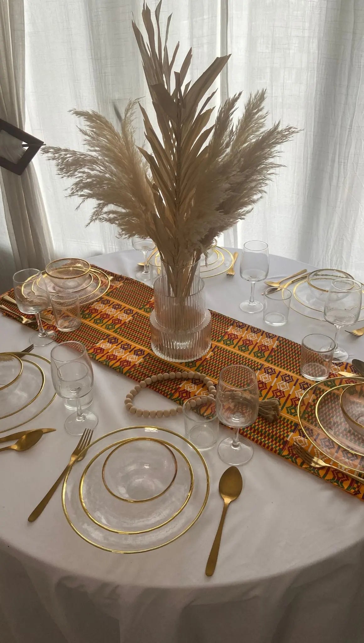 Chemin de table élégant de la collection KENTE de Keur Nani, aux motifs africains contemporains et aux couleurs vibrantes, parfait pour apporter une touche d'exotisme et de raffinement à votre table. Ce chemin de table est idéal pour sublimer vos repas et créer une ambiance chaleureuse