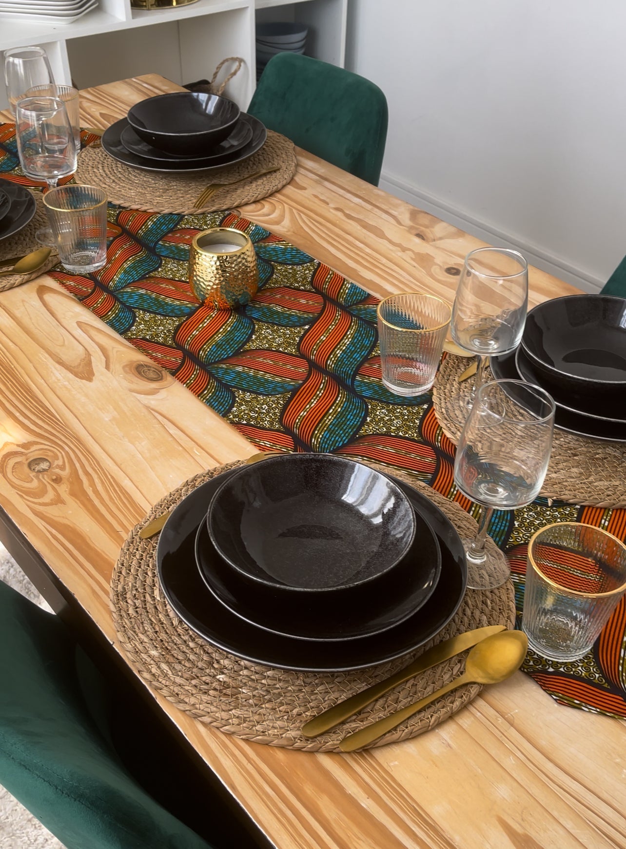 Chemin de table de la collection NGELAW par Keur Nani, fabriqué à la main avec des motifs africains élégants. Idéal pour ajouter une touche d'authenticité et de raffinement à votre décoration de table