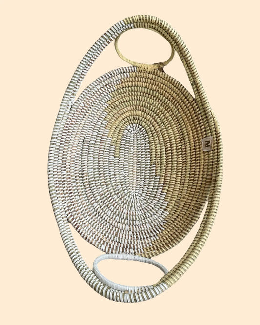 Corbeille à fruits de la collection LAYU par Keur Nani, en fibres naturelles, fabriquée à la main au Sénégal. Un accessoire élégant et artisanal pour sublimer votre décoration de table avec une touche africaine authentique.