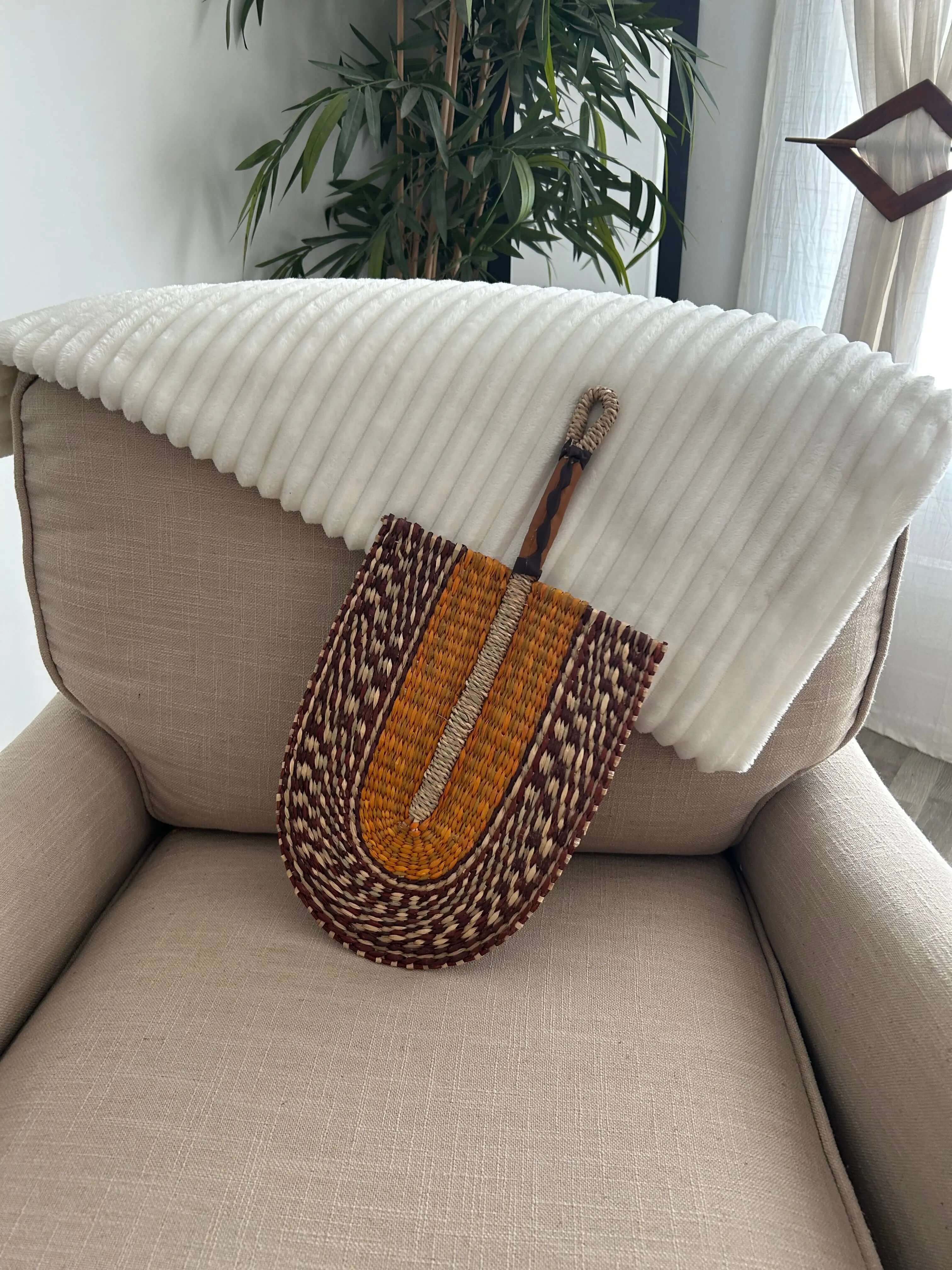 Eventaille Bolga en osier, tissé à la main, symbole de l’artisanat ghanéen, parfait pour ajouter une touche traditionnelle et élégante à votre décoration