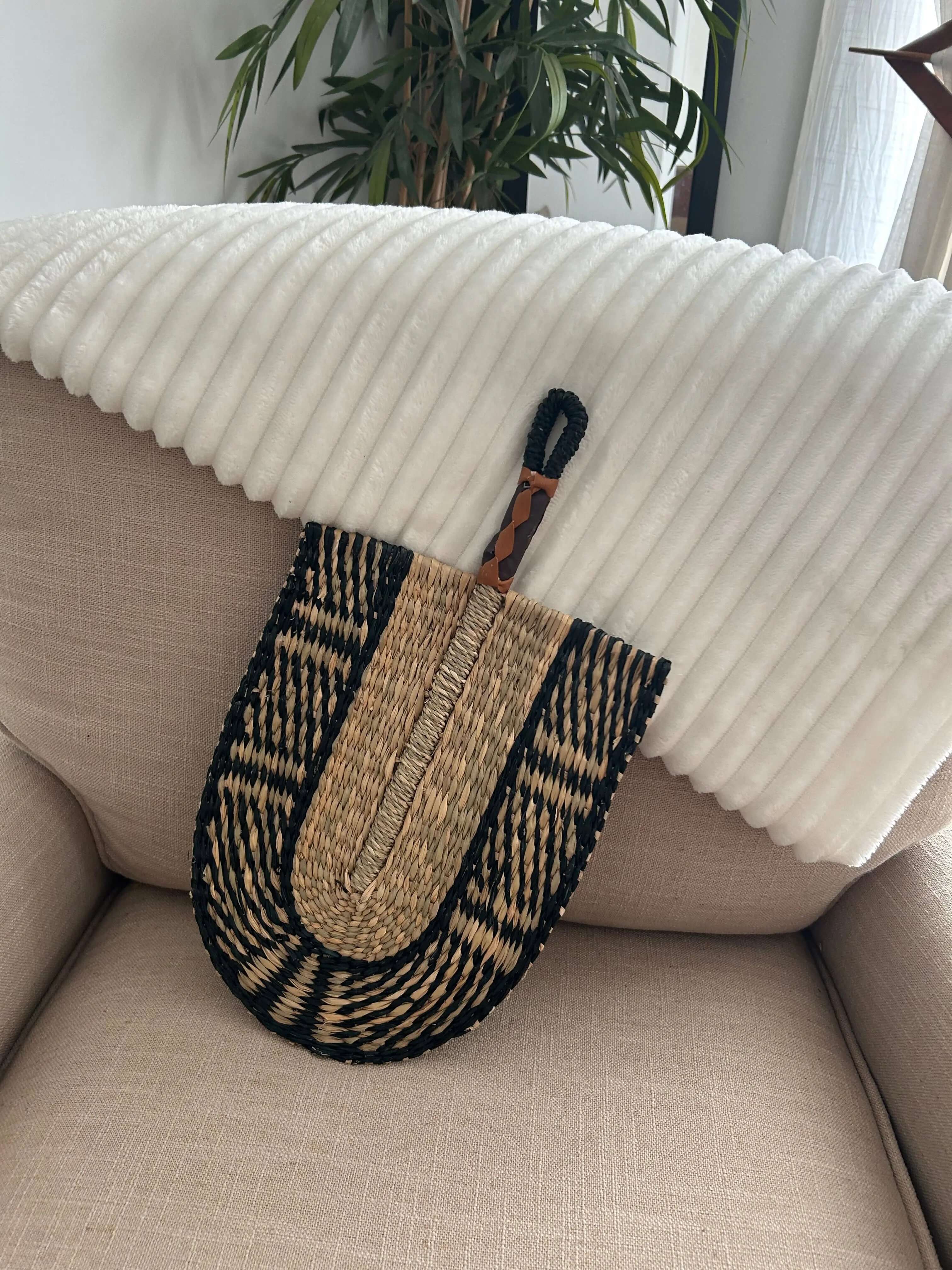 Eventaille Bolga en osier, tissé à la main, symbole de l’artisanat ghanéen, parfait pour ajouter une touche traditionnelle et élégante à votre décoration