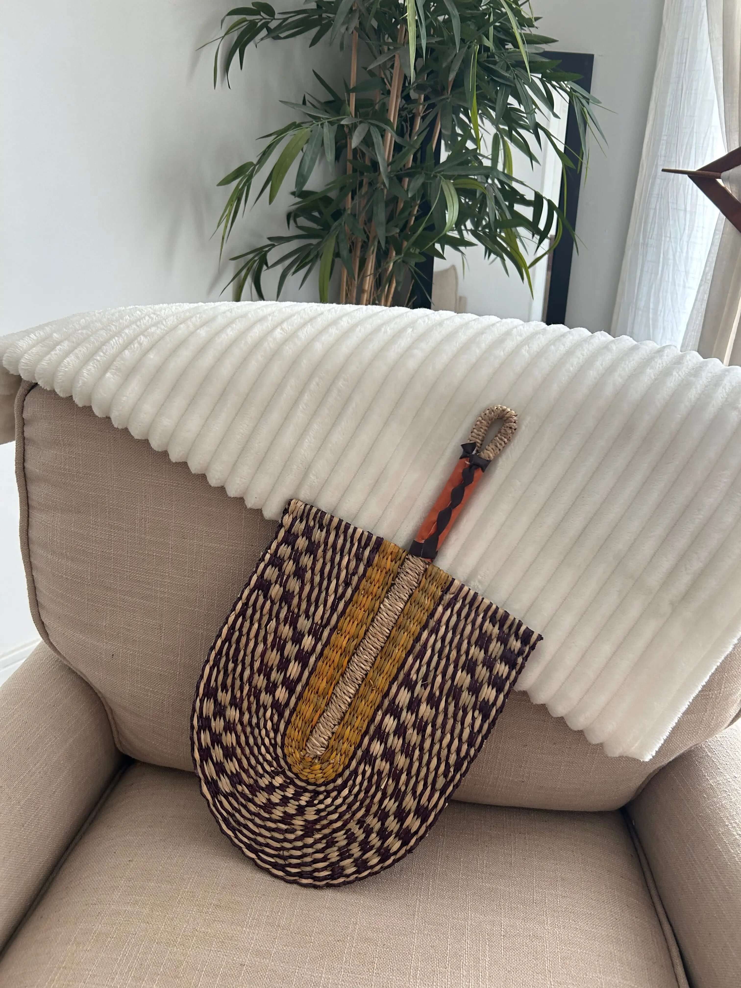 Eventaille Bolga en osier, tissé à la main, symbole de l’artisanat ghanéen, parfait pour ajouter une touche traditionnelle et élégante à votre décoration