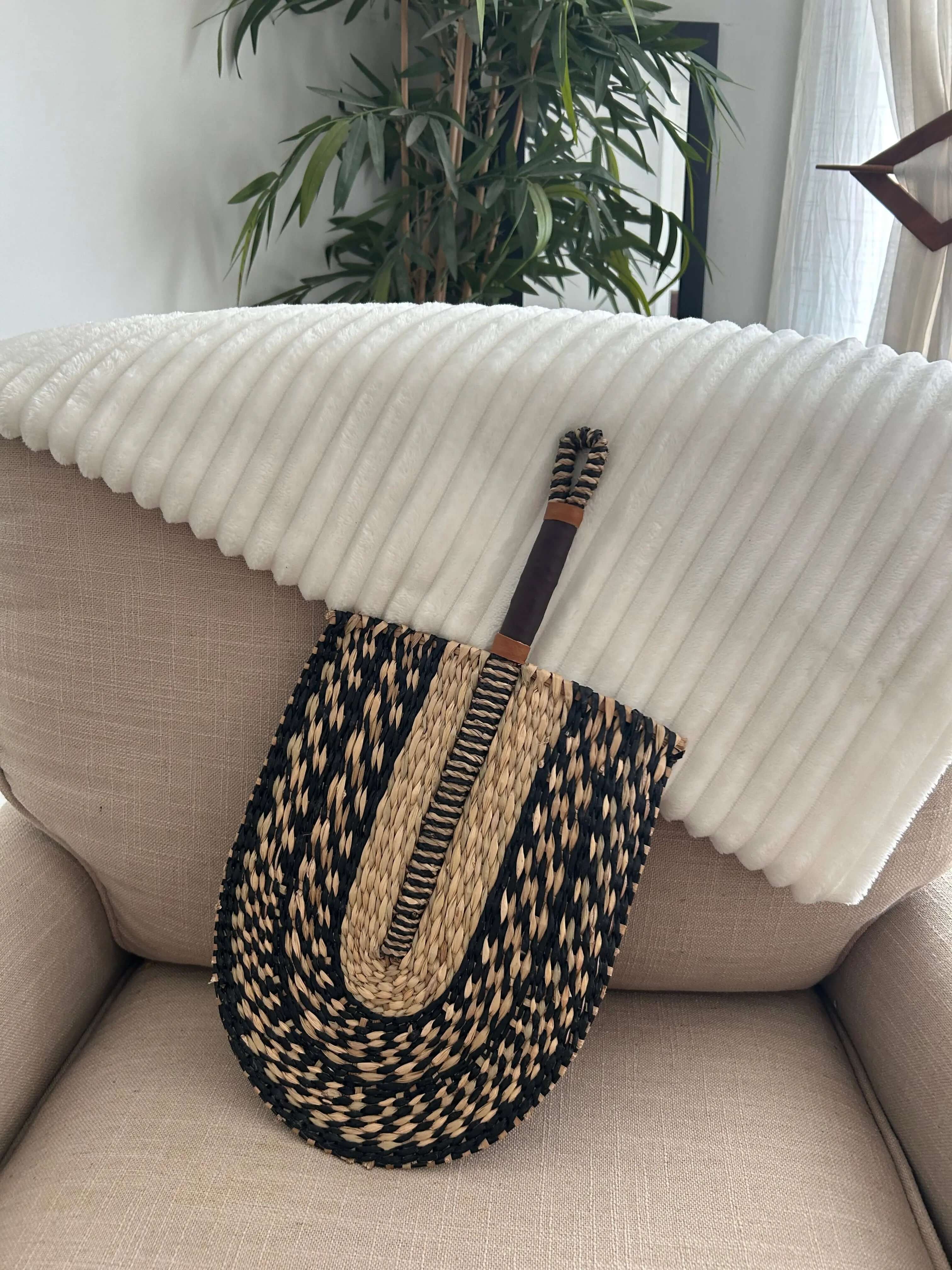 Eventaille Bolga en osier, tissé à la main, symbole de l’artisanat ghanéen, parfait pour ajouter une touche traditionnelle et élégante à votre décoration