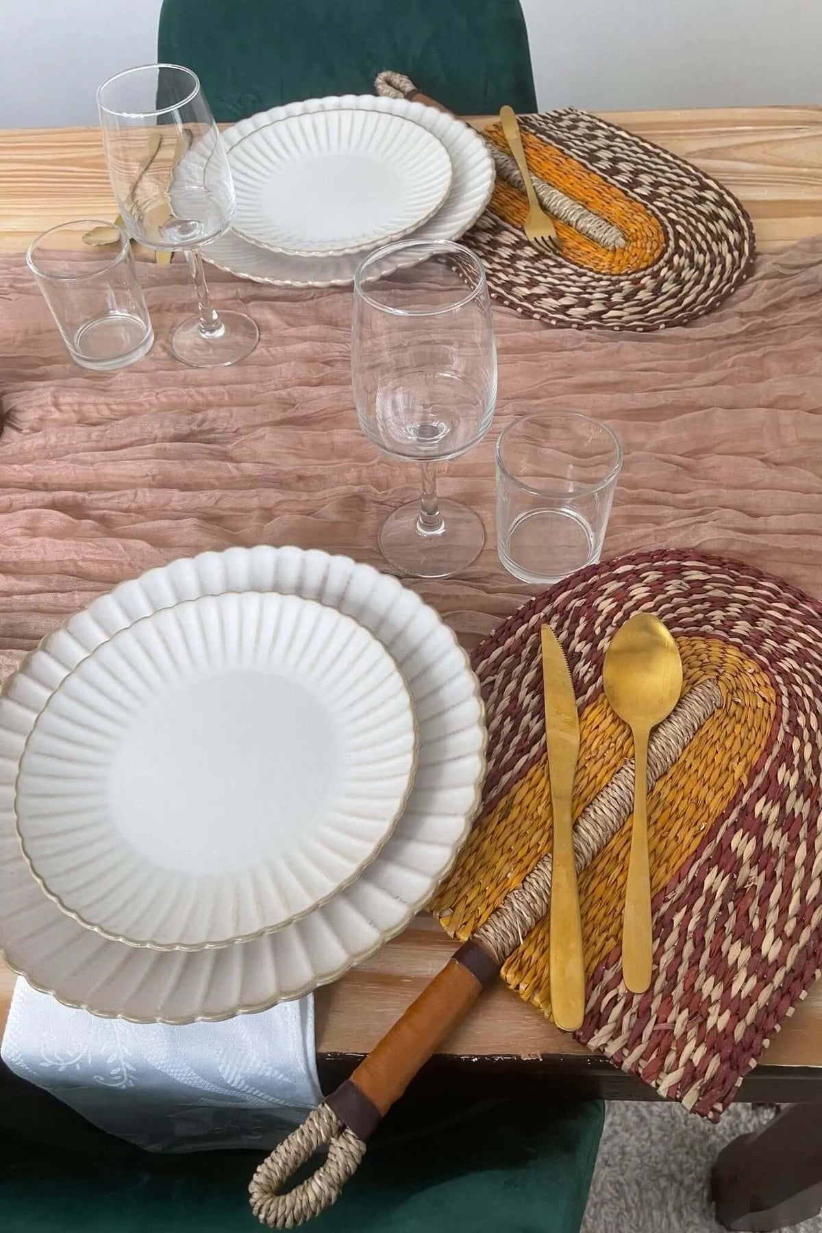 Eventaille Bolga en osier, tissé à la main, symbole de l’artisanat ghanéen, parfait pour ajouter une touche traditionnelle et élégante à votre décoration