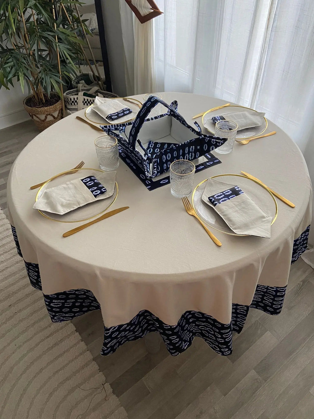 Table élégamment dressée avec la nappe de la collection TITA de Keur Nani. Le design sophistiqué et les détails minutieux ajoutent une touche d'élégance idéale pour des dîners en famille ou des occasions spéciales.