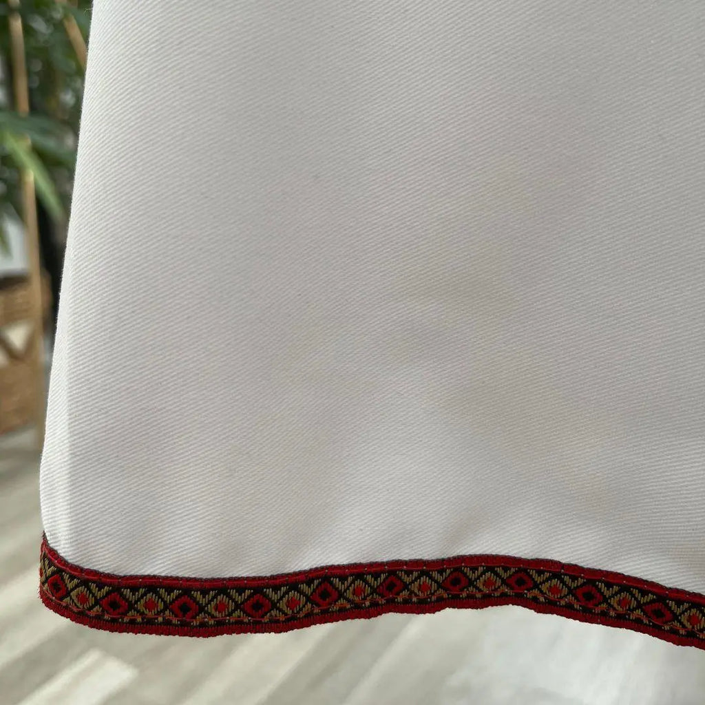 Élégantes nappes de la collection BERBÈRE de Keur Nani, mettant en avant des motifs inspirés de l'artisanat traditionnel berbère. Fabriquées dans des matériaux de haute qualité, elles apportent une touche chaleureuse et authentique à votre table, parfaites pour sublimer vos repas en famille ou entre amis.