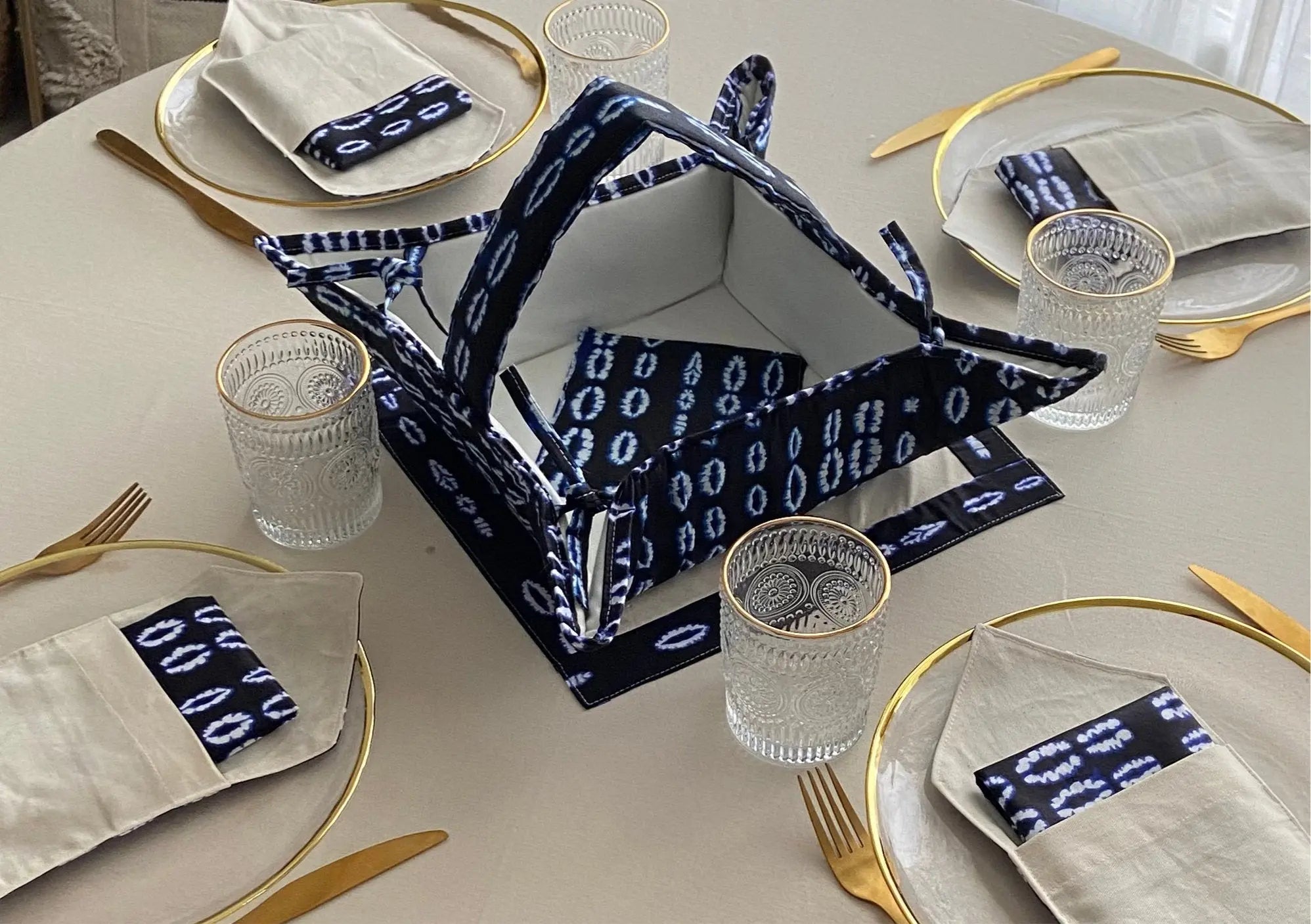 Panier à pain de la collection TITA de Keur Nani, en tissu élégant et artisanal, parfait pour apporter une touche chaleureuse et raffinée à la table. Idéal pour servir et conserver le pain tout en ajoutant du style à chaque repas.