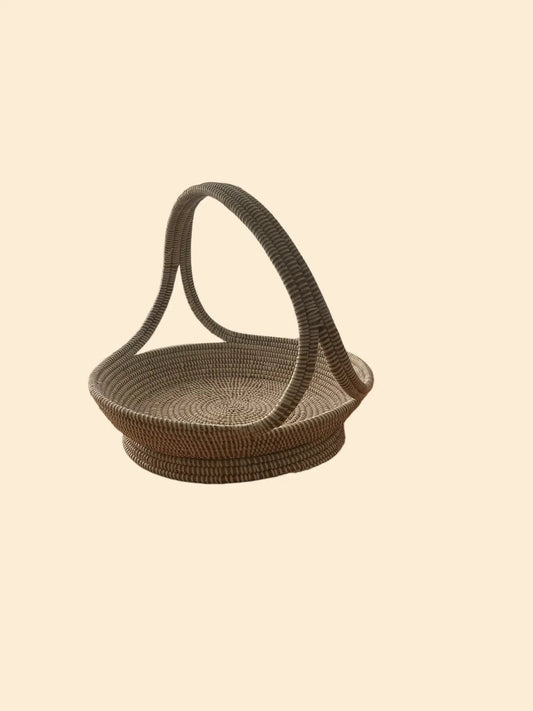 Panier en osier de la collection LAYU de Keur Nani, parfait pour apporter une touche naturelle et élégante à votre intérieur. Avec son design tissé et ses nuances chaleureuses, ce panier est idéal pour organiser vos affaires tout en ajoutant une touche décorative.