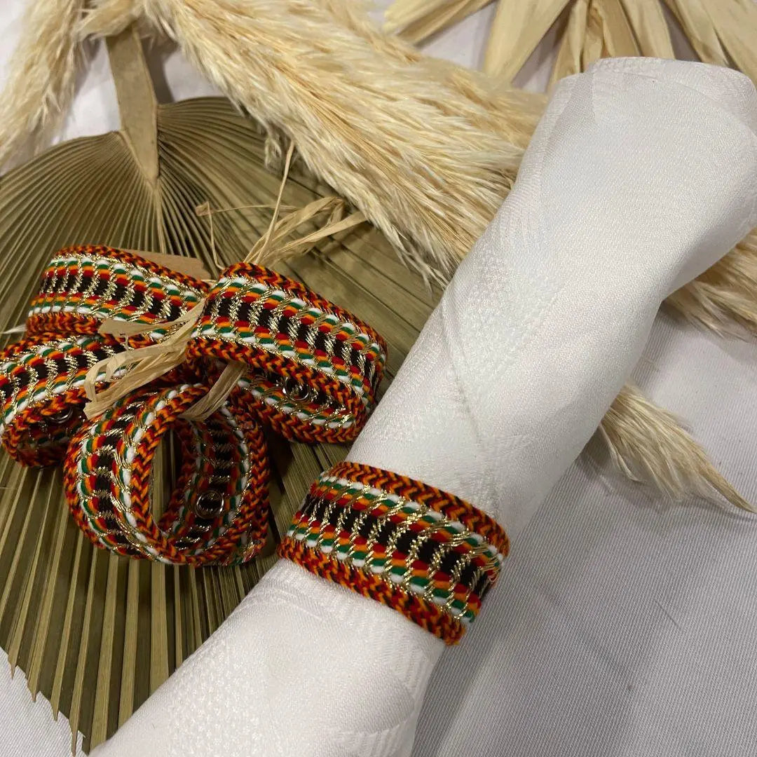 Ronds de serviette de la collection BERBERE, présentés sur une table élégamment dressée. Fabriqués avec des motifs inspirés de l'artisanat traditionnel, ces ronds de serviette ajoutent une touche de sophistication et d'authenticité à vos repas. Parfaits pour des dîners en famille ou des occasions spéciales, ils reflètent l'harmonie entre tradition et modernité.