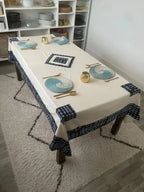 Table élégamment dressée avec la nappe de la collection TITA de Keur Nani. Le design sophistiqué et les détails minutieux ajoutent une touche d'élégance idéale pour des dîners en famille ou des occasions spéciales.