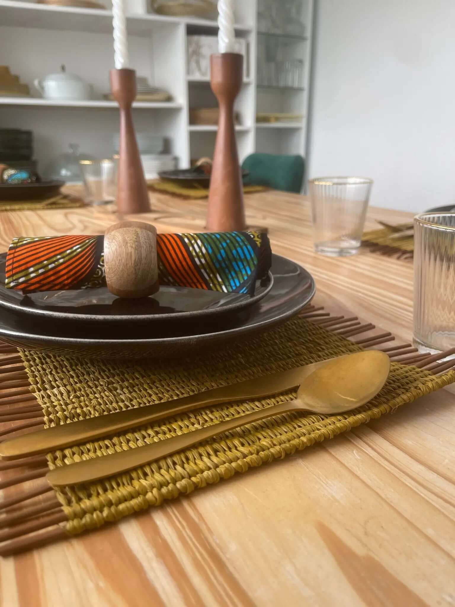 Serviette de table NGELAW Keur Nani, fabriquée à la main avec des tissus africains de qualité, un design élégant et raffiné pour sublimer votre table