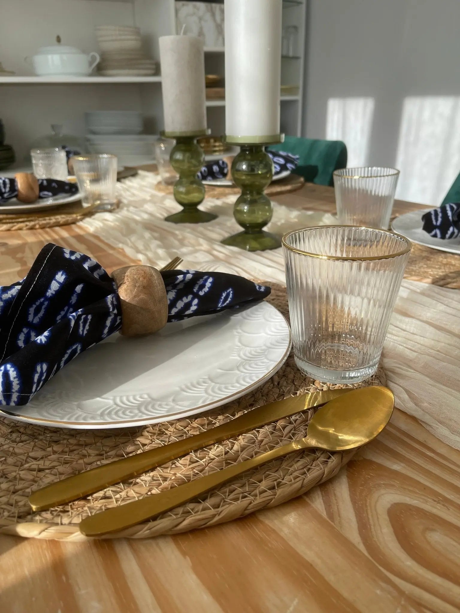 Serviette de table élégante de la collection TITA de Keur Nani, mettant en avant un design raffiné avec des motifs délicats. Fabriquée dans des tissus de haute qualité, cette serviette apporte une touche de sophistication à toute table, parfaite pour les repas en famille ou les dîners entre amis. Disponible dans des couleurs harmonieuses qui s'adaptent à tous les styles de décoration intérieure.