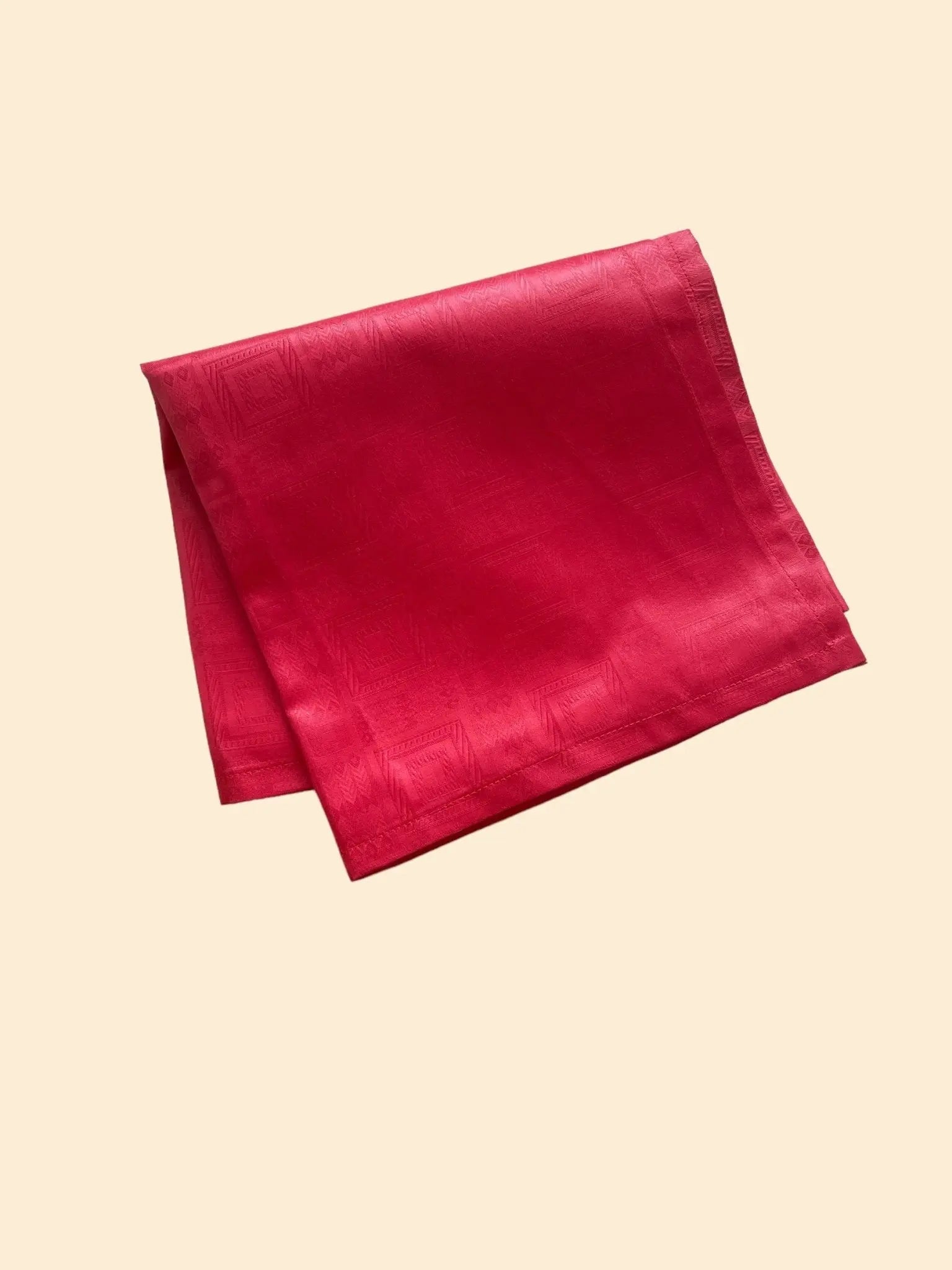 Serviettes de table de la collection NISONDIYA de Keur Nani, ornées de motifs élégants et colorés, parfaites pour embellir vos repas en famille ou entre amis. Fabriquées à partir de matériaux de haute qualité, ces serviettes ajoutent une touche de sophistication à votre table, tout en étant pratiques et faciles à entretenir.