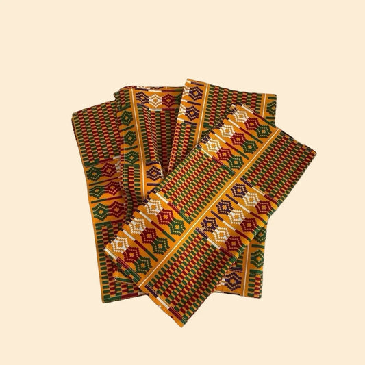 Serviettes de table élégantes de la collection KENTE de Keur Nani, mettant en valeur des motifs vibrants et traditionnels inspirés de la culture africaine. Idéales pour ajouter une touche d'authenticité et de couleur à vos repas en famille ou entre amis.