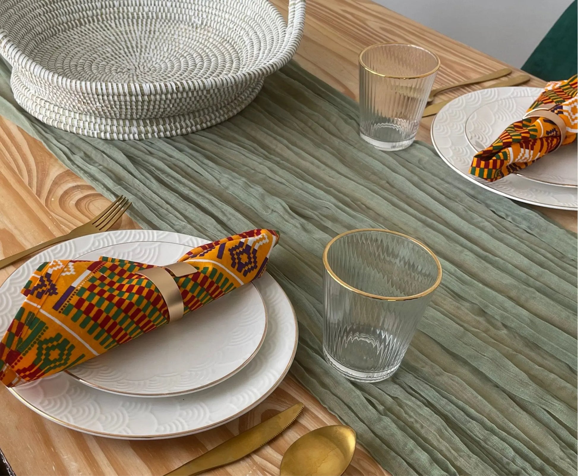 Serviettes de table élégantes de la collection KENTE de Keur Nani, mettant en valeur des motifs vibrants et traditionnels inspirés de la culture africaine. Idéales pour ajouter une touche d'authenticité et de couleur à vos repas en famille ou entre amis.