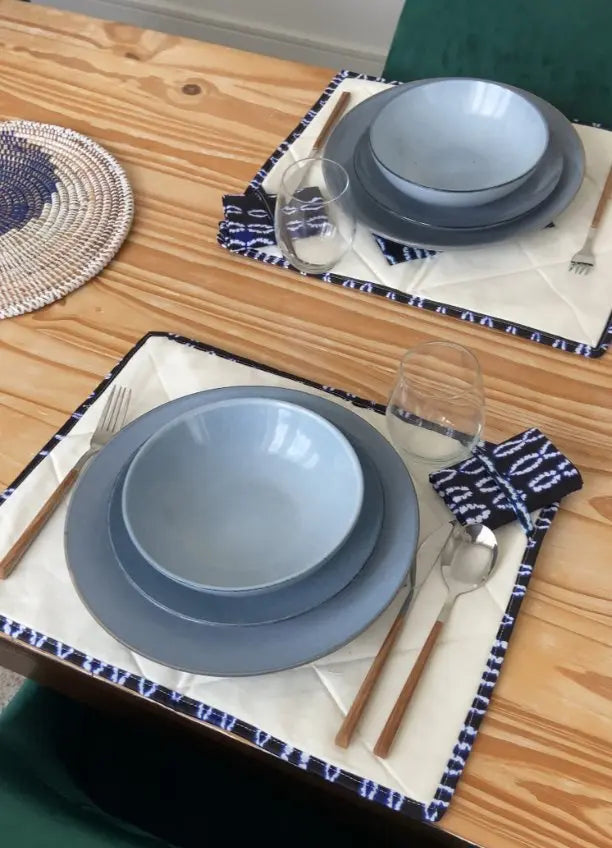 Set de table collection TITA de Keur Nani, mettant en avant un design élégant et raffiné. Ce set, idéal pour embellir vos repas en famille ou entre amis, présente des motifs délicats et des couleurs harmonieuses qui apportent une touche de sophistication à votre table. Fabriqué avec des matériaux de haute qualité, il allie style et praticité, parfait pour toutes les occasions.