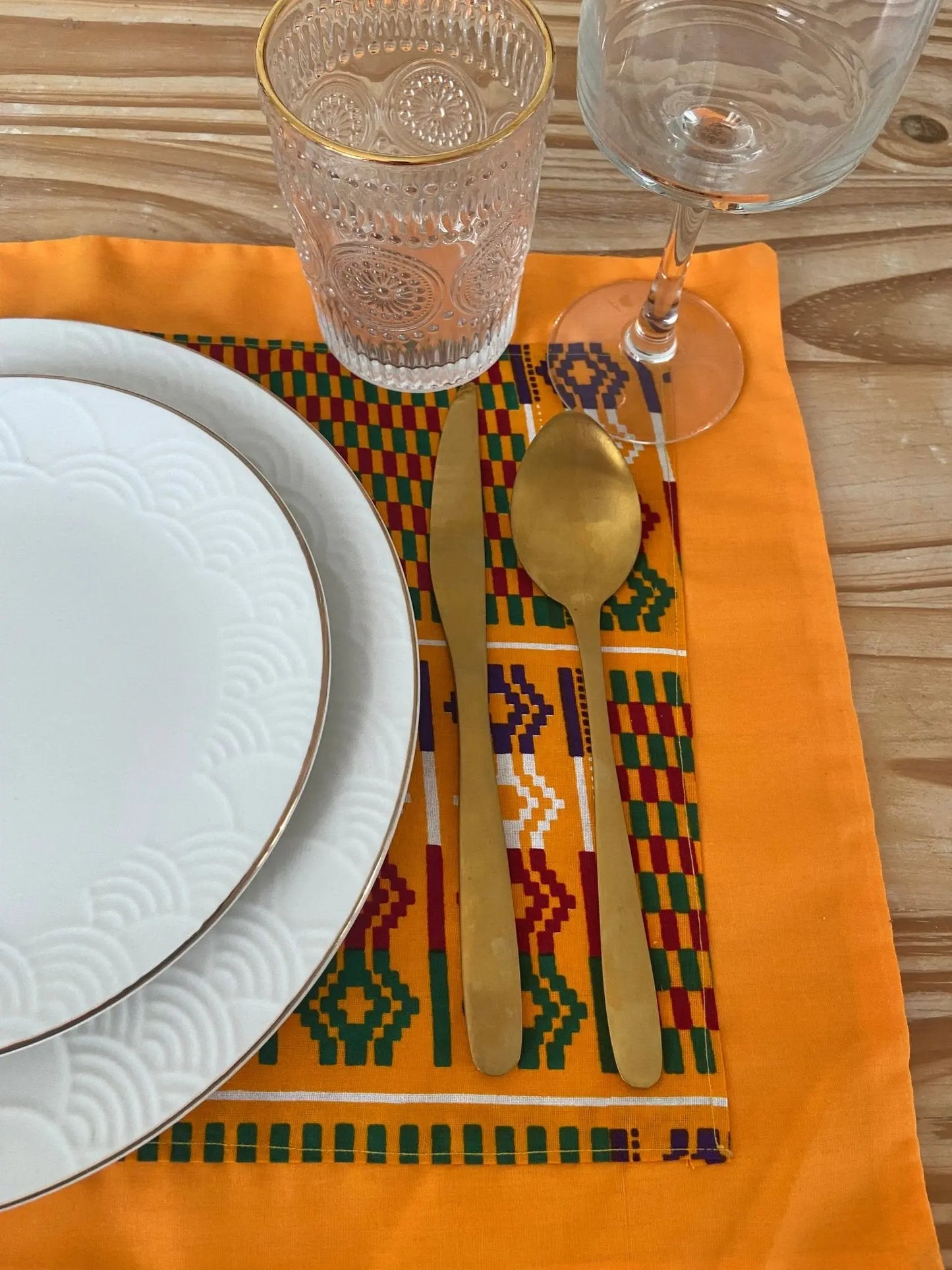 Un élégant set de table de la collection KENTE de Keur Nani, présentant des motifs traditionnels africains aux couleurs vives et contrastées. Ce set, composé de matériaux de qualité, est parfait pour ajouter une touche culturelle et chaleureuse à votre table, idéal pour des repas en famille ou entre amis