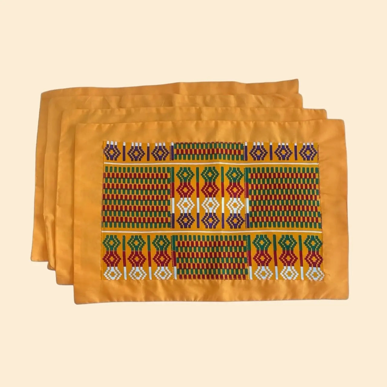 Un élégant set de table de la collection KENTE de Keur Nani, présentant des motifs traditionnels africains aux couleurs vives et contrastées. Ce set, composé de matériaux de qualité, est parfait pour ajouter une touche culturelle et chaleureuse à votre table, idéal pour des repas en famille ou entre amis