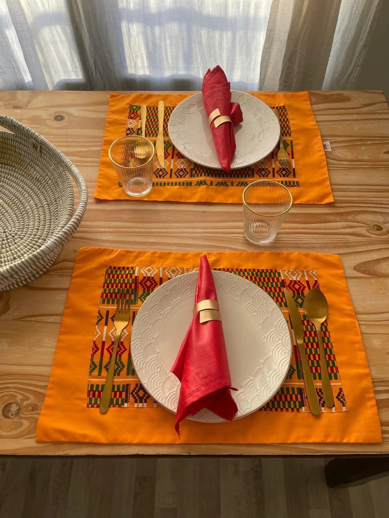 Un élégant set de table de la collection KENTE de Keur Nani, présentant des motifs traditionnels africains aux couleurs vives et contrastées. Ce set, composé de matériaux de qualité, est parfait pour ajouter une touche culturelle et chaleureuse à votre table, idéal pour des repas en famille ou entre amis