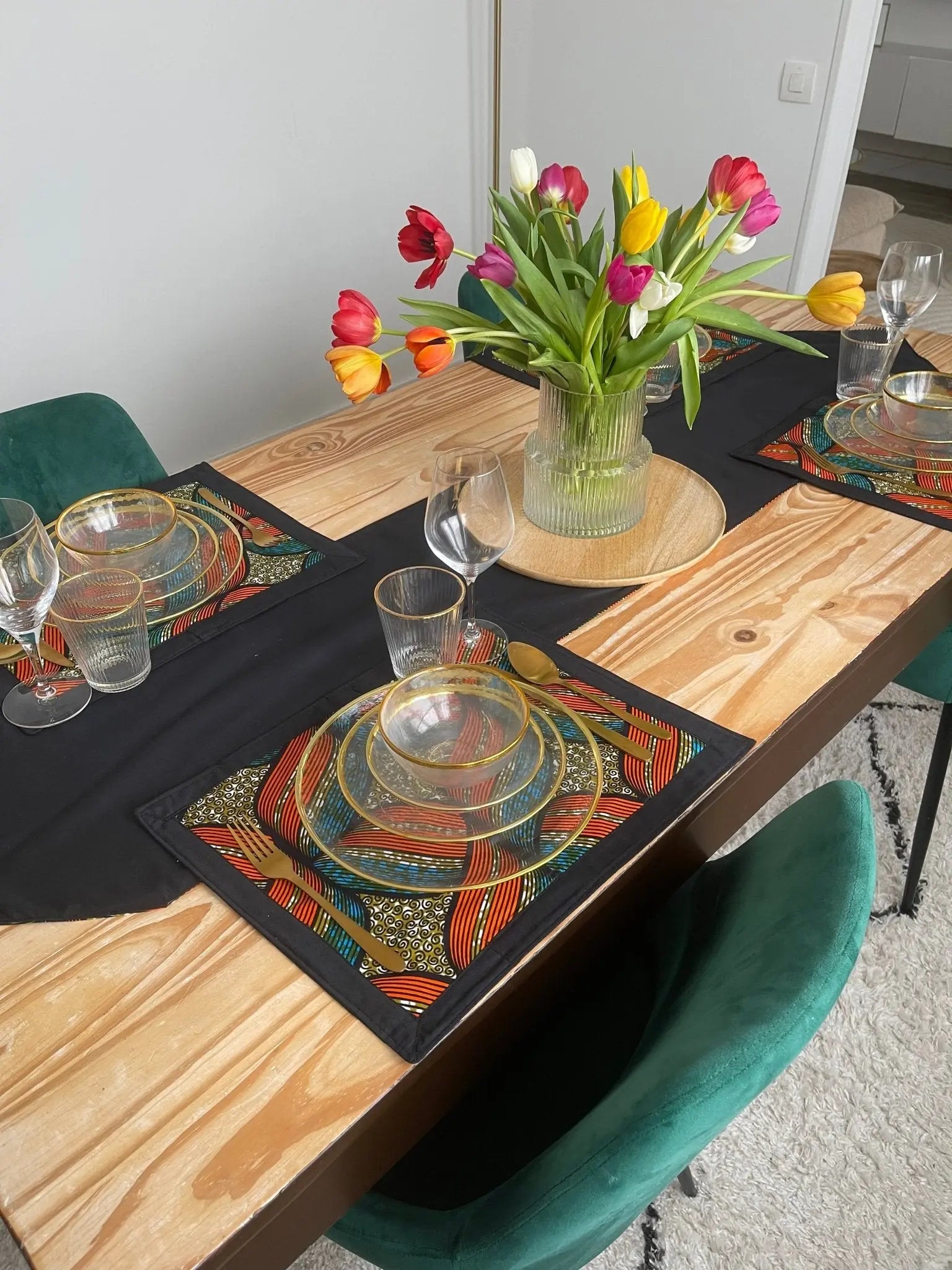 Set de table élégant de la collection NGELAW, présenté sur une table soigneusement dressée. Ce set, avec ses motifs raffinés et ses couleurs chaleureuses, évoque une ambiance conviviale et accueillante, parfaite pour des repas en famille ou des dîners entre amis. Fabriqué avec des matériaux de haute qualité, il allie esthétisme et fonctionnalité, ajoutant une touche d'élégance à chaque occasion.