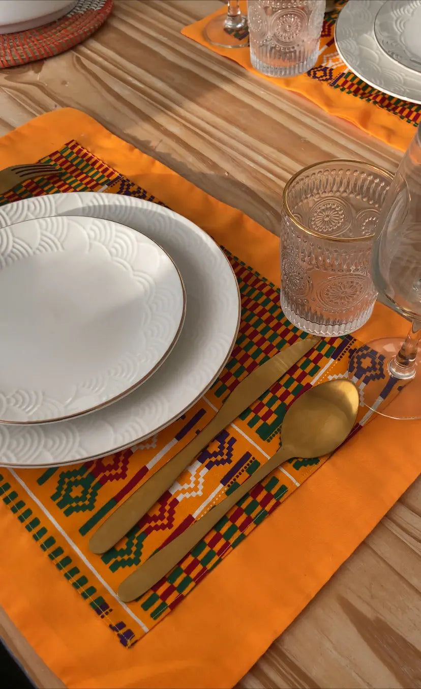 Un élégant set de table de la collection KENTE de Keur Nani, présentant des motifs traditionnels africains aux couleurs vives et contrastées. Ce set, composé de matériaux de qualité, est parfait pour ajouter une touche culturelle et chaleureuse à votre table, idéal pour des repas en famille ou entre amis