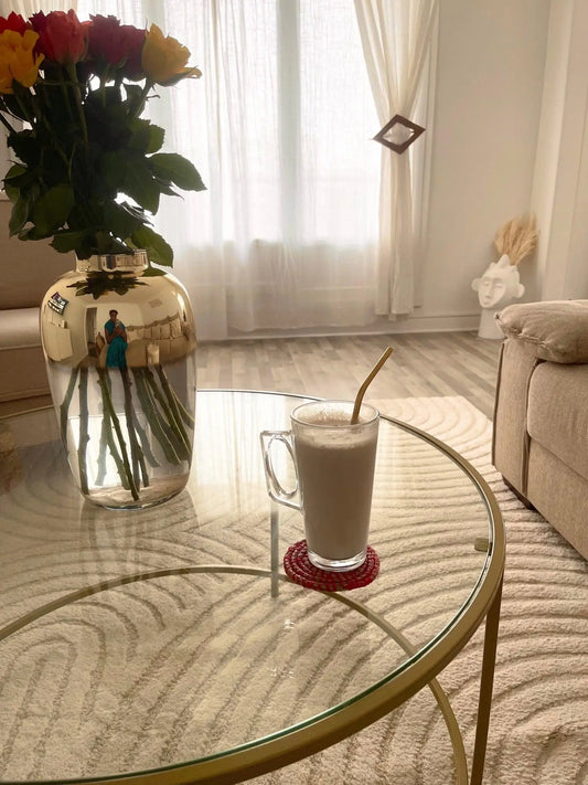 Photo du sous-verre de la collection LAYU par Keur Nani, confectionné à la main avec des motifs africains authentiques, ajoutant une touche de style et de protection à votre table.