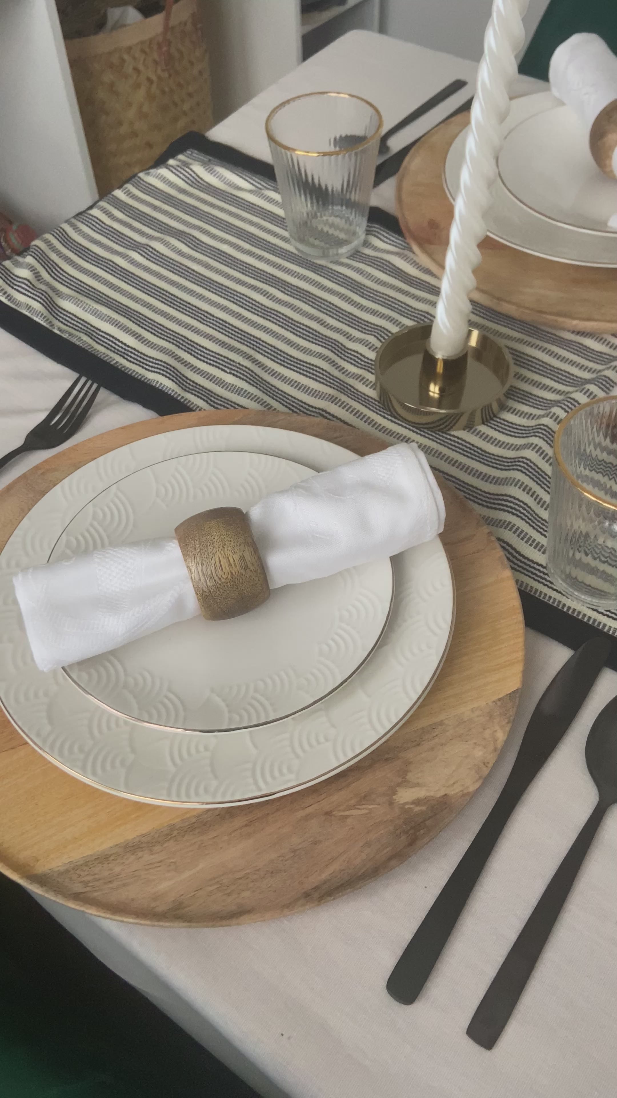 Découvrez l'élégance du chemin de table de la collection KALEKIS de Keur Nani. Avec ses motifs inspirés de la culture et du savoir-faire traditionnel, ce chemin de table ajoute une touche raffinée à votre décoration. Parfait pour habiller votre table avec charme et personnalité, il sublime vos repas en toute saison.