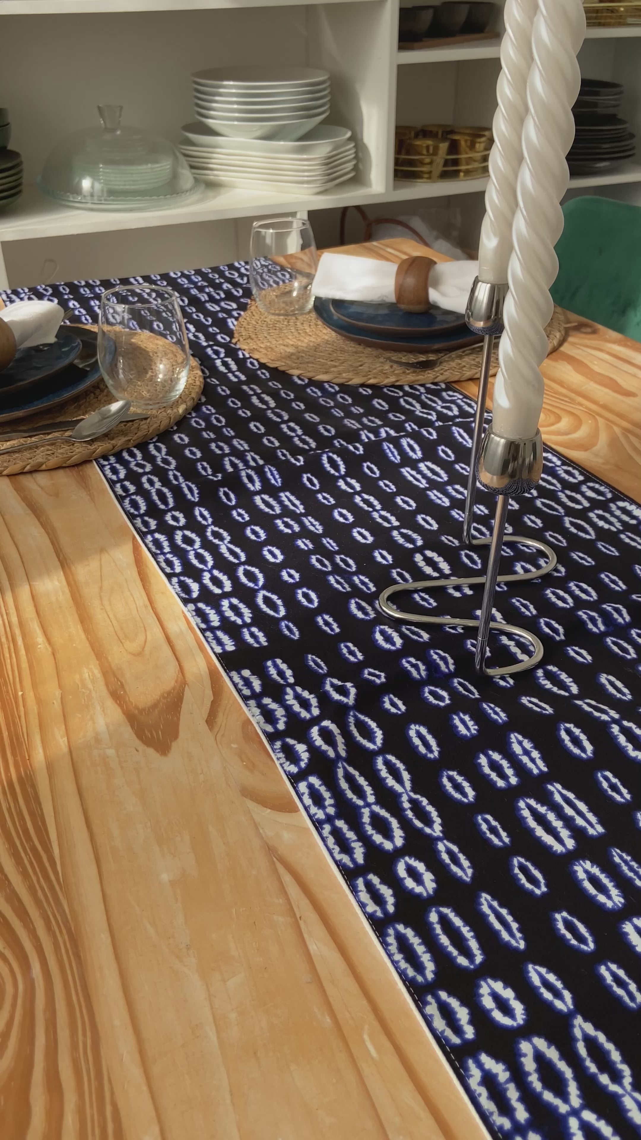 Chemin de table élégant de la collection TITA par Keur Nani, disposé sur une table en bois chaleureux. Son design raffiné et ses motifs délicats apportent une touche de sophistication et de charme à votre espace de repas, parfait pour recevoir avec style.
